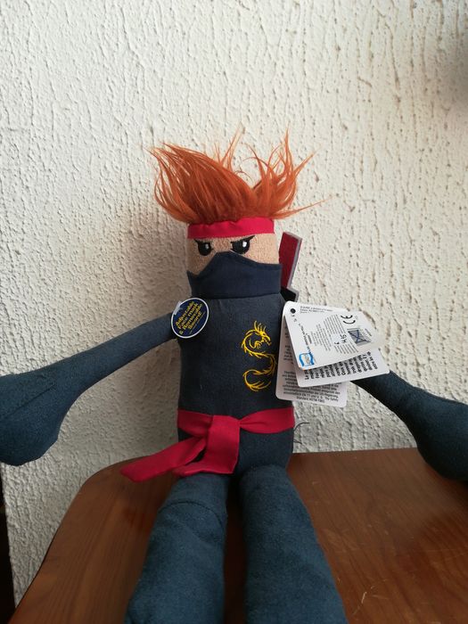 Boneco e peluche ninja