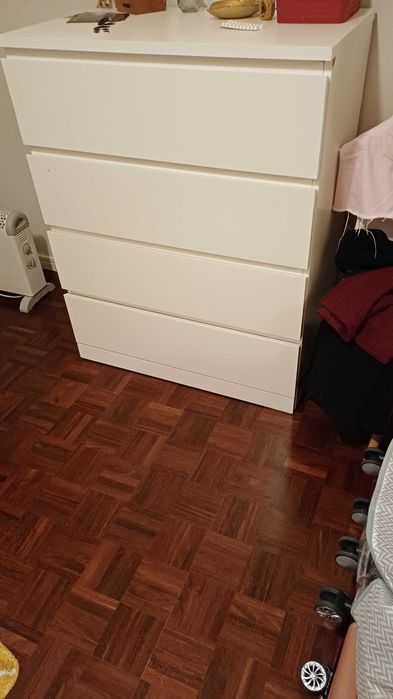 Cômoda branca com 4 gavetas