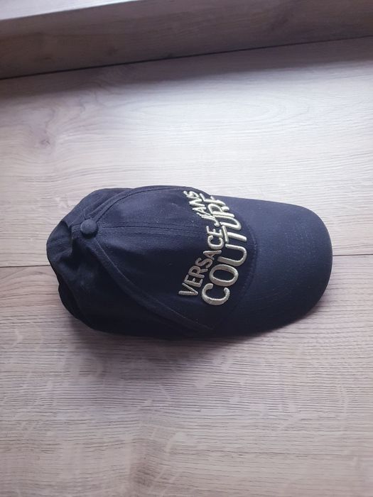 Czapka męska z daszkiem marki Versace Jeans Couture.