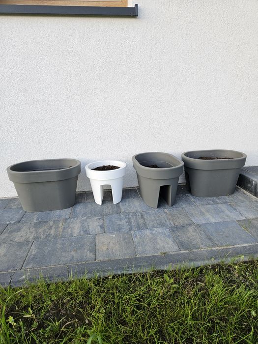 Doniczki na balustrade donice szare biala lofly