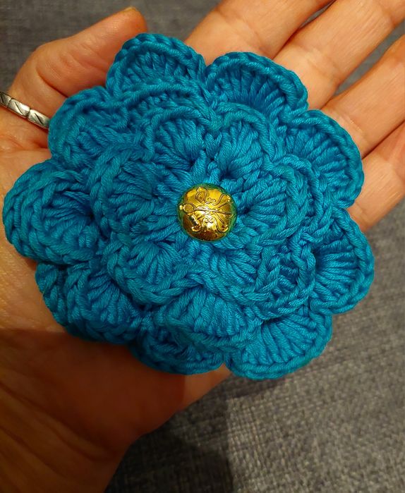 Turkusowa broszka kwiat że złotym środkiem hand made vintage oldschool