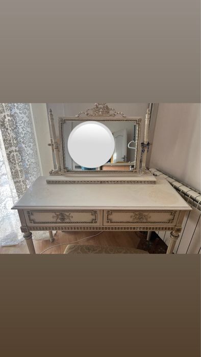 Toaletka biała z okuciami