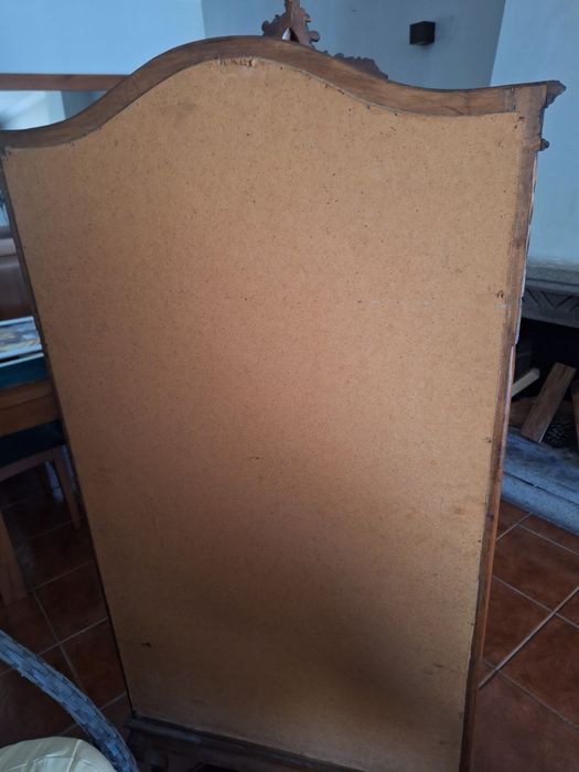 Vitrine em madeira maciça