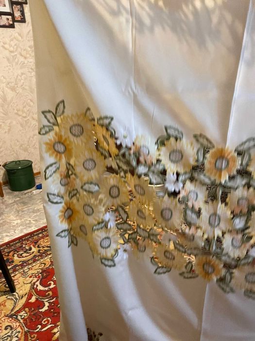 Скатертина з  вибитим і вишитим рисунком і мереживами 140х220 см