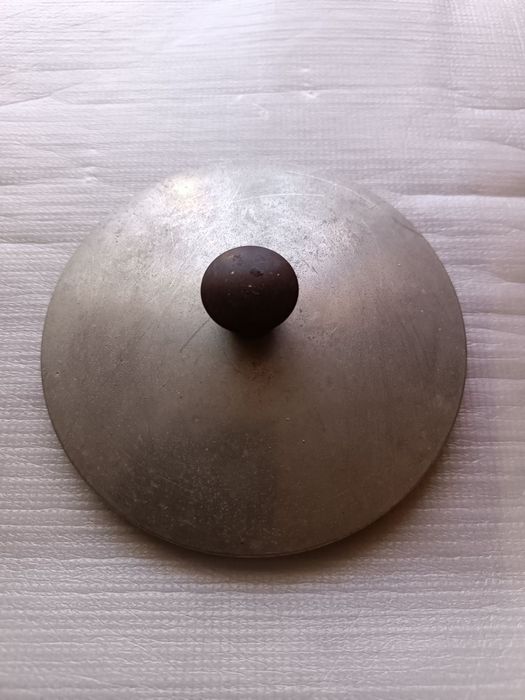 Крышки эмалированные.Кастрюля эмалированная 40 л.Таз эмалированный.