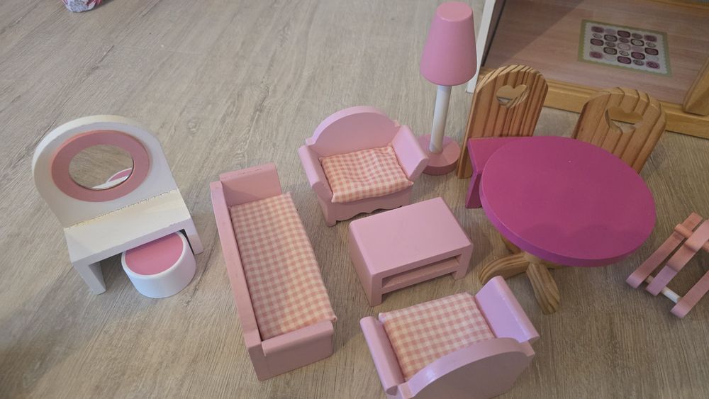 Drewniany domek dla lalek- z mebelkami i 5 mini laleczkami