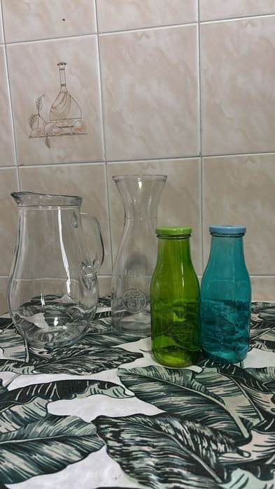 2 jarros de vidro e 2 garrafas