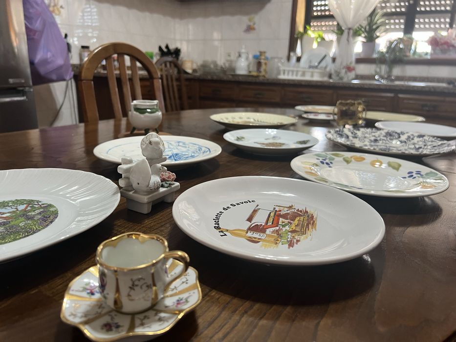 Set Aleatório de Pratos e Cerâmica Decorativa