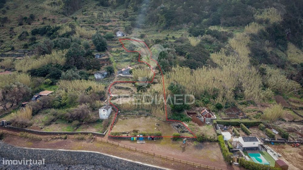 Terreno com Ruína e Viabilidade de Construção na Fajã João Dias – A...