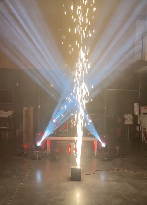 Lote de material de Iluminação profissional DMX (barras LED, blinders, laser, fogo, fumo)