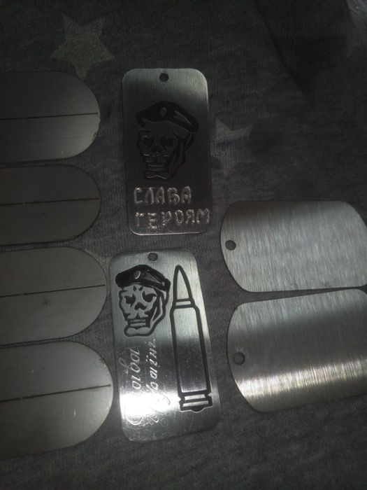жетон с нержавейки ;глубокая граверовка, есть с прорезью