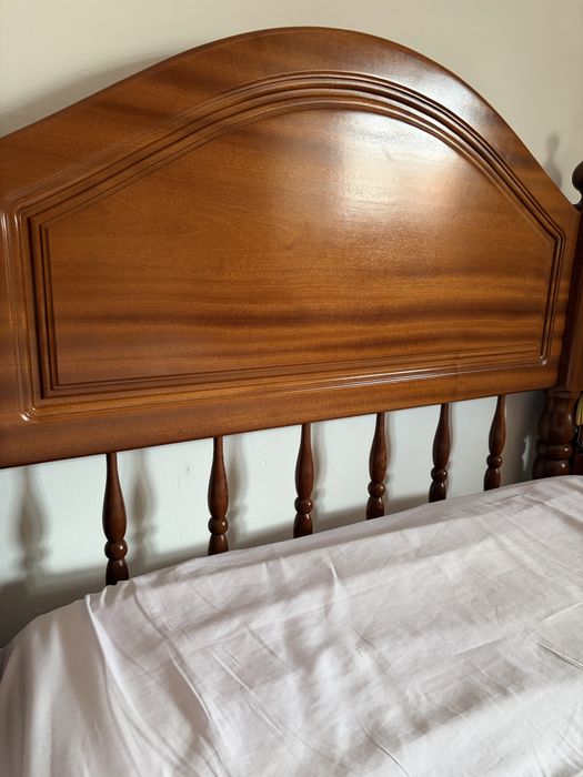 Cama de Corpo e Meio + Colchao (100x180)+ Mesa de Cabeceira