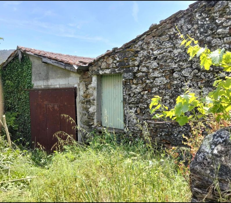 Vendo casa em ruínas com terreno