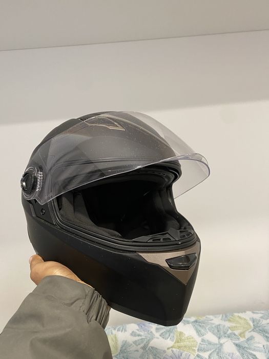 Capacete preto de moto