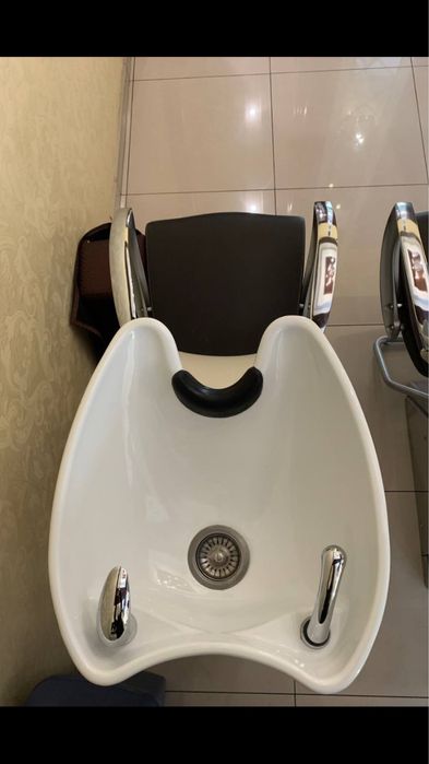 Продам парикмахерское кресло, мойку, диван, Pietranera, Италия