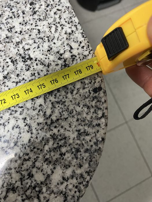 Mesa de cozinha com tampo em pedra mármore