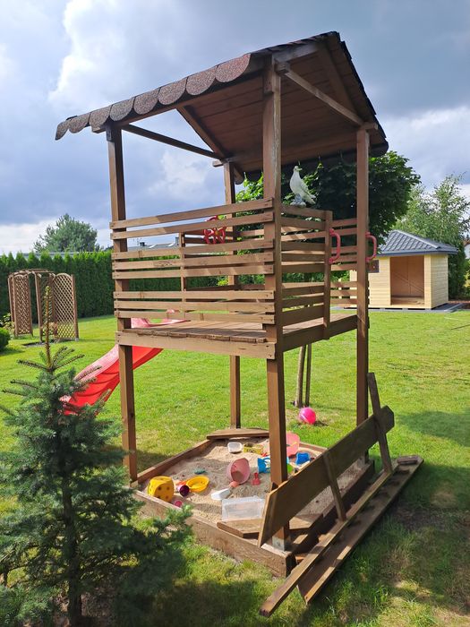Domek drewniany dla dzieci ze zjeżdżalnią i akcesoriami