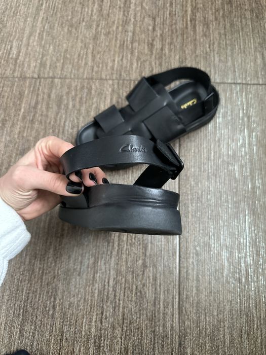 Сандалі Clarks 42 р шкіра(маломірять на 40 розмір)  26 см устілка