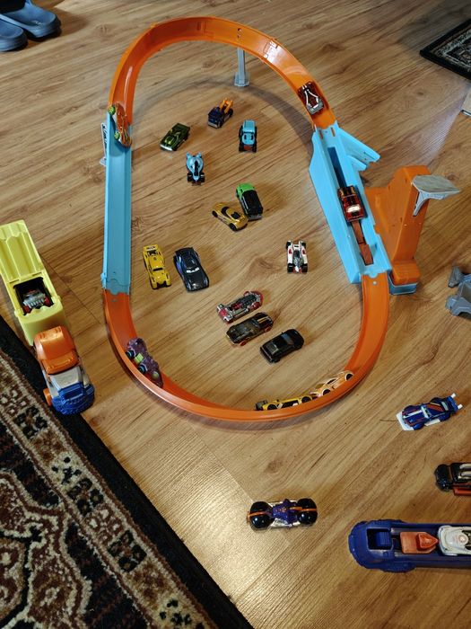 Tory i samochody Hot Wheels.