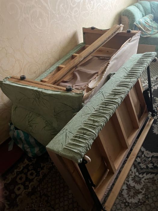Віддам даром диван приїдтьте винесіть