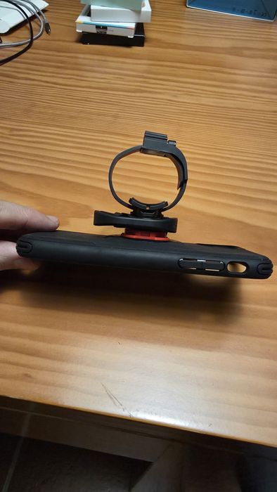 Capa Spigen com GearLock p/iPhone 11