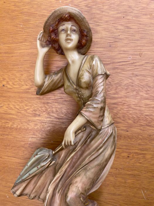 Estatueta Vintage Mulher ao Vento