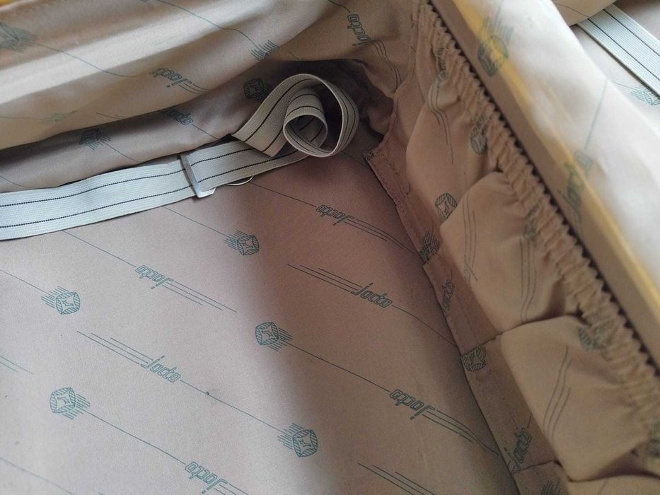 Mala de viagem antiga quase nova