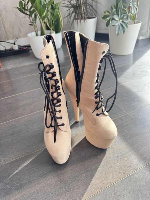 Pleaser buty platformy pole dance zamszowe beżowe
