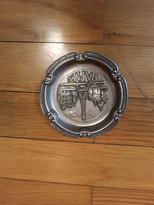Cinzeiro de metal com decoração temático a Paris