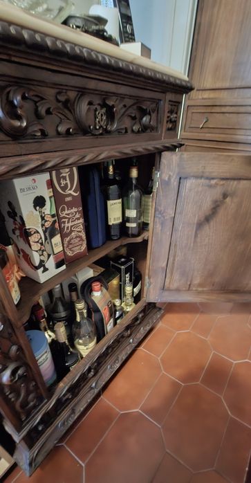Armário bar em madeira trabalhada