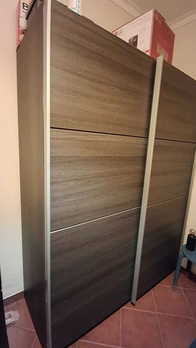 Armário roupeiro castanho com prateleiras
