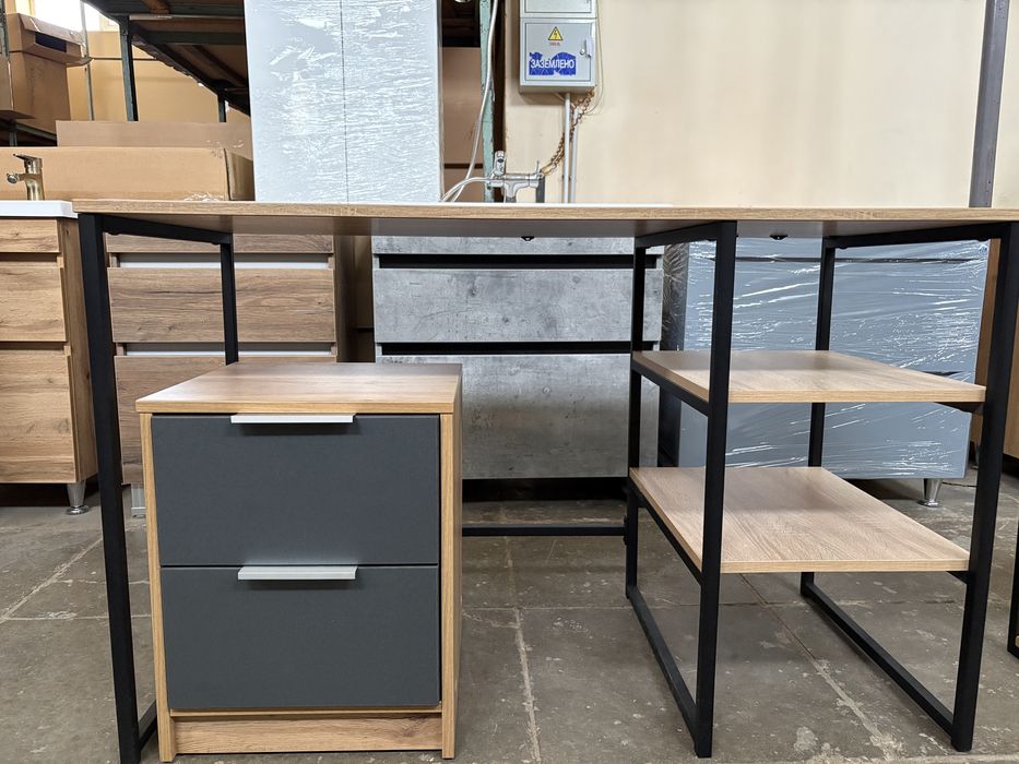 Офісний стіл з інтегрованою тумбою