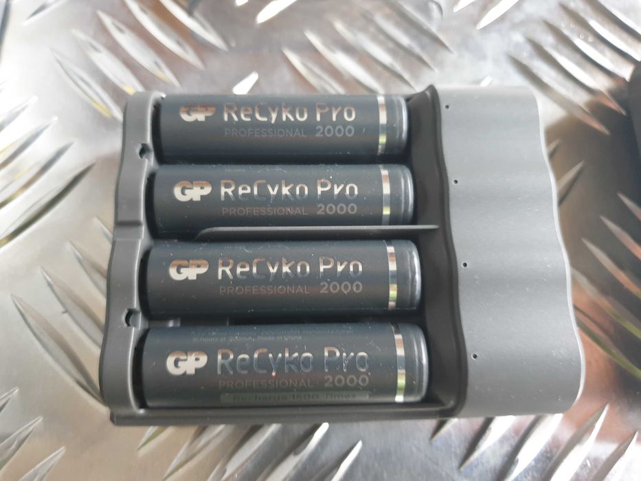 Зарядний пристрій GP ReCyko Pro P461 + D461 з 4 AA акумуляторами