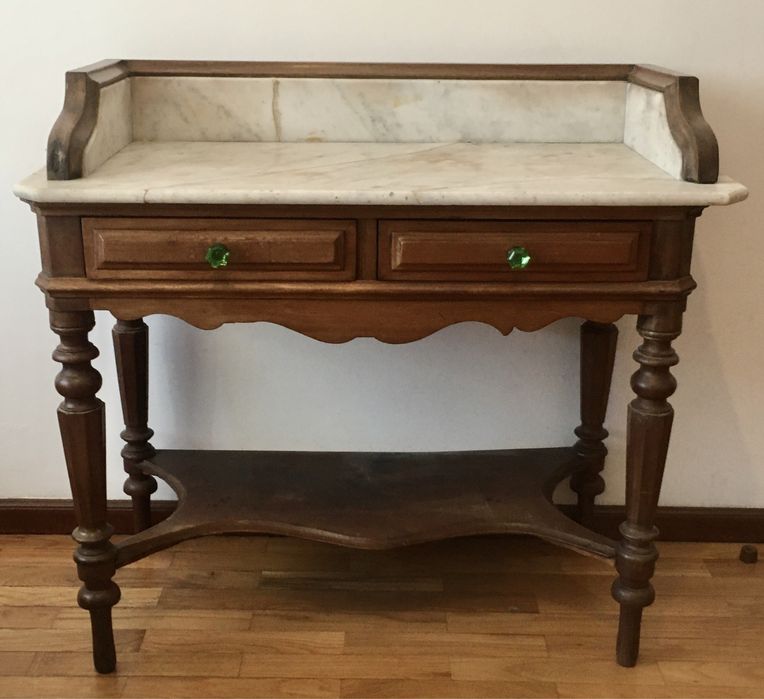 Mesa secretaria tampo em mármore. Lavatorio antigo.