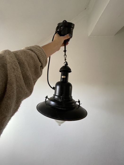 Candeeiro suspenso vintage industrial – metal preto e vidro