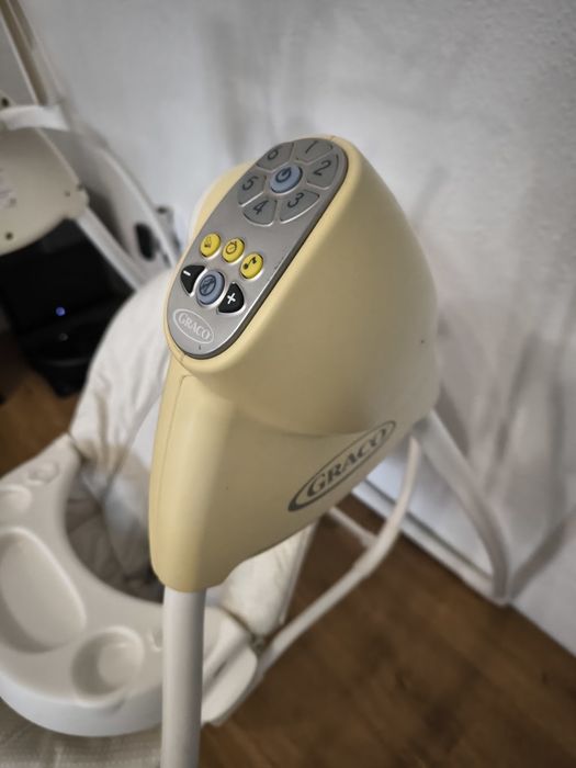 Cadeira de baloiço/espreguiçadeira para bebé 
Marca: Graco
Possui 6