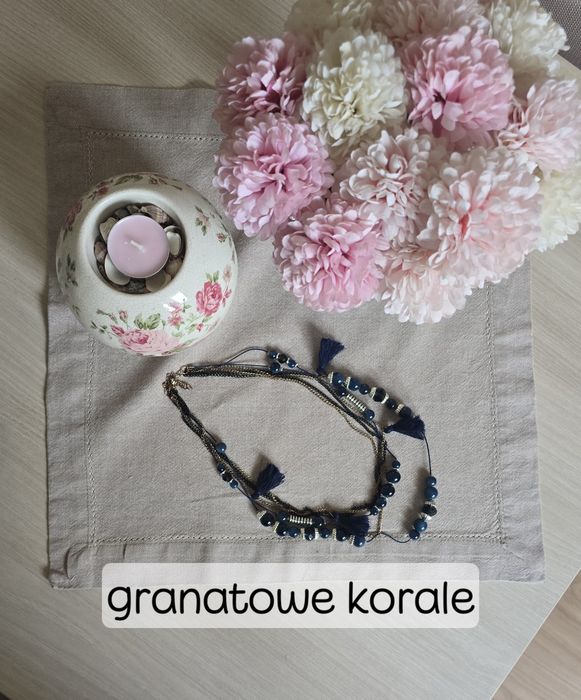 granatowe korale