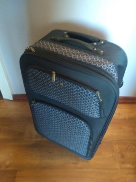 Walizka turystyczna na kółkach z rączką