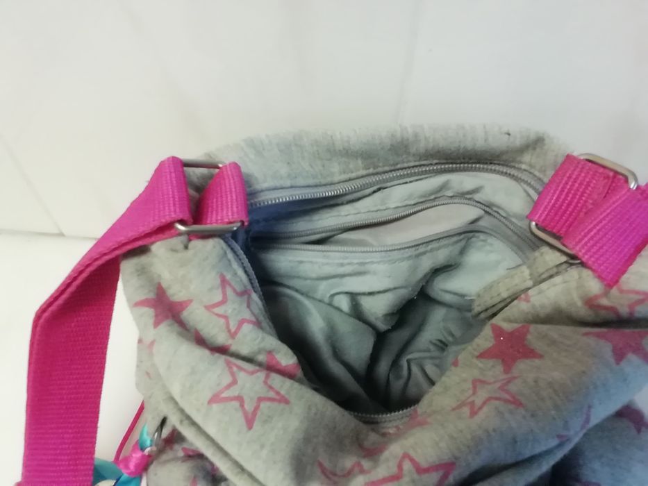 Mala menina cinza e rosa