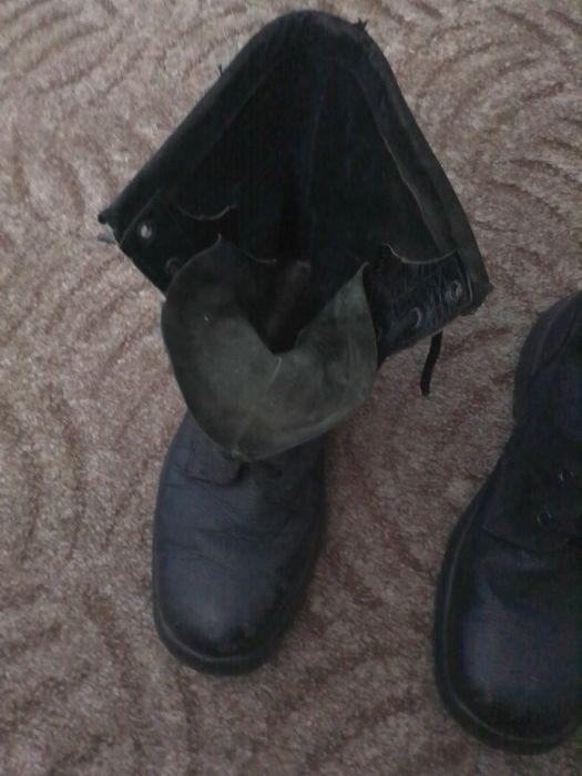 Продаю чоботи чоловічі