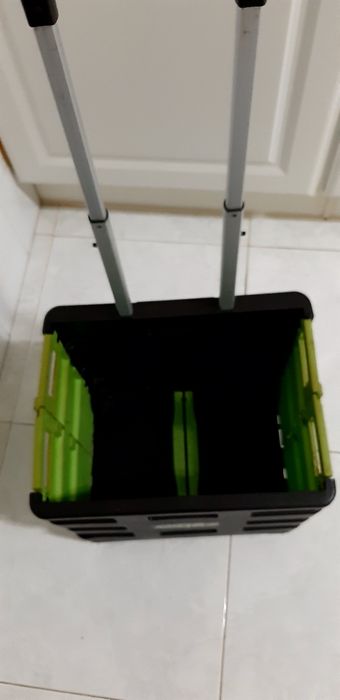 Caixa de armazenamento dobravel com rodas