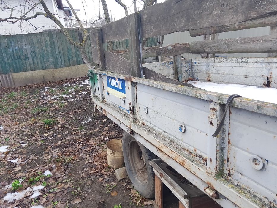 Продам причеп одноосний із гідроциліндром та із запасним колесом .