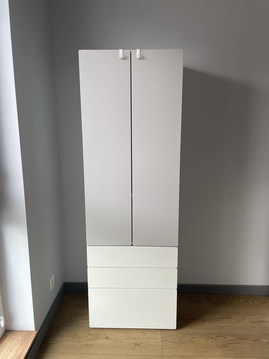 Dziecięca szafa szaro-biała