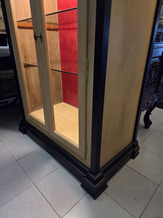 Imponente oratorio, vitrine em castanho