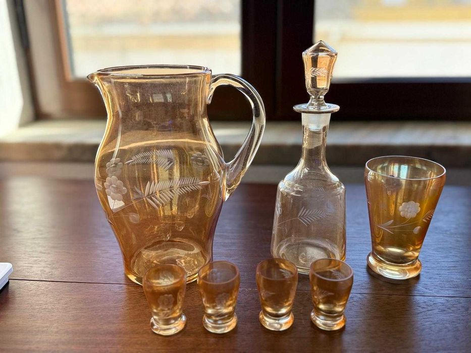 Conjunto Antigo de Licor em Vidro Âmbar Lapidado (7 peças)