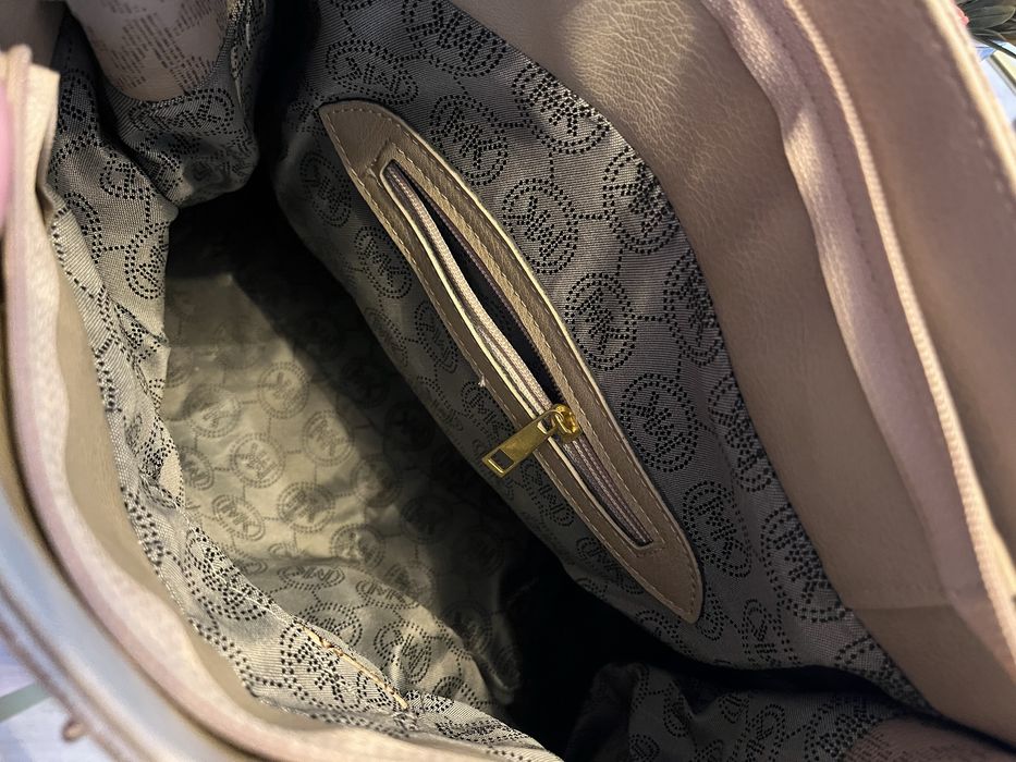 Duza torebka beżowa Michael Kors na ramie z paskiem