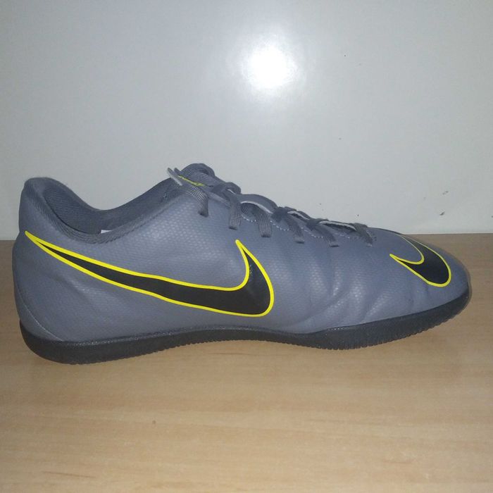 Buty piłkarskie halowe NIKE Mercurial Vapor 12 Club Ic roz.eu-38.5