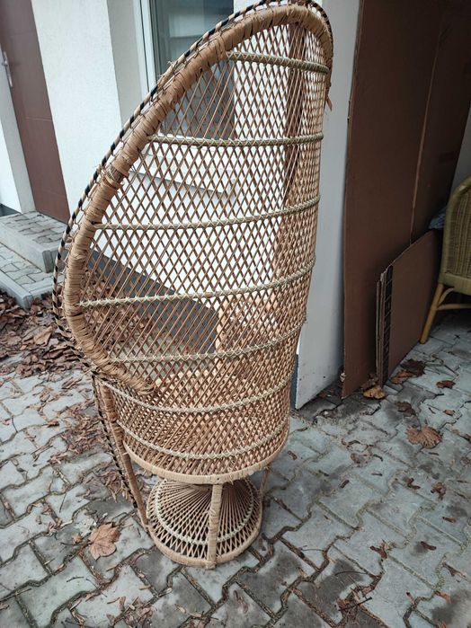 Kultowy fotel rattanowy " PAW ".