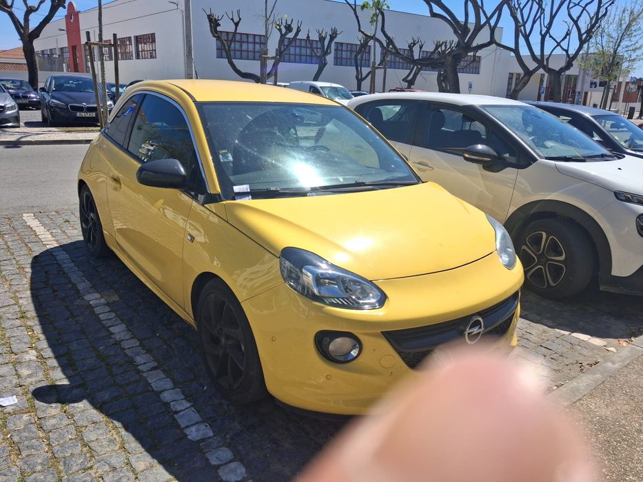Carro pequeno e economico