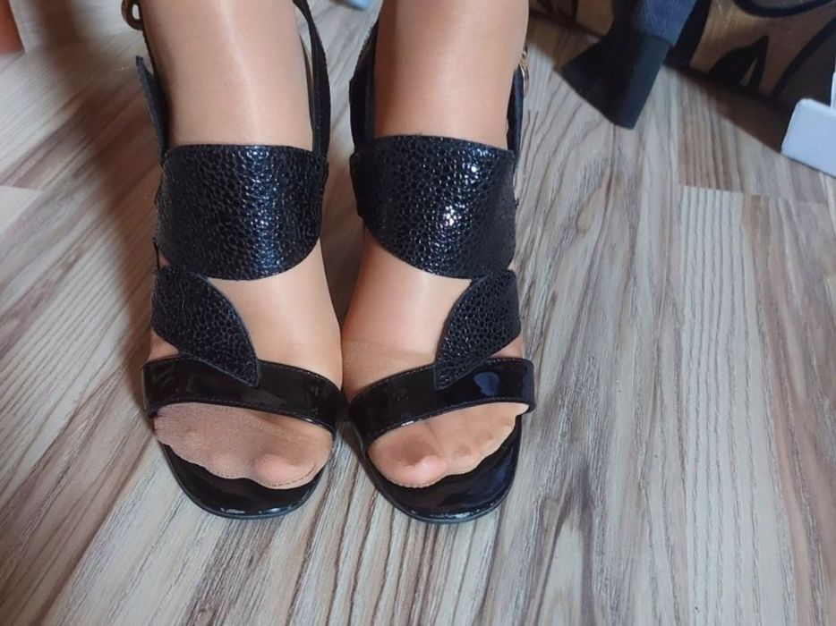 Продам шкіряні босоніжки